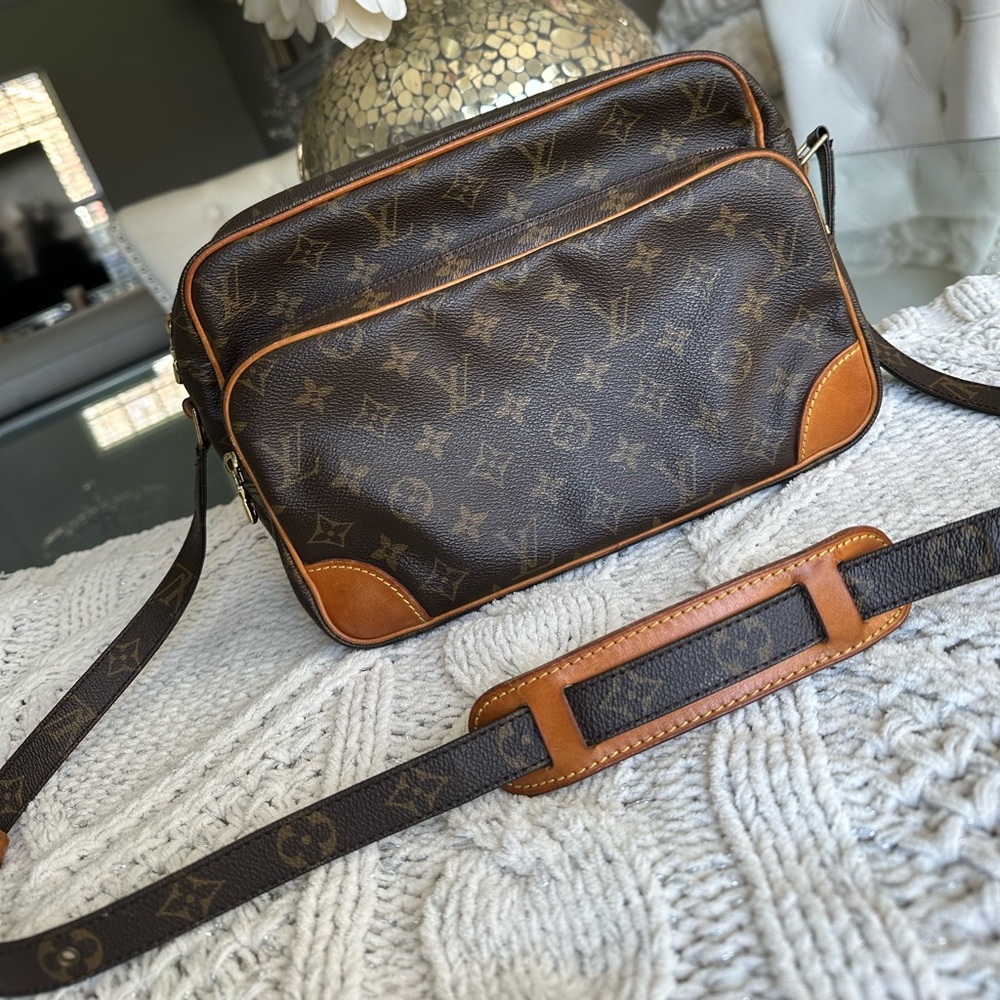 AUTHENTIC LOUIS VUITTON CROSSBODY NILE